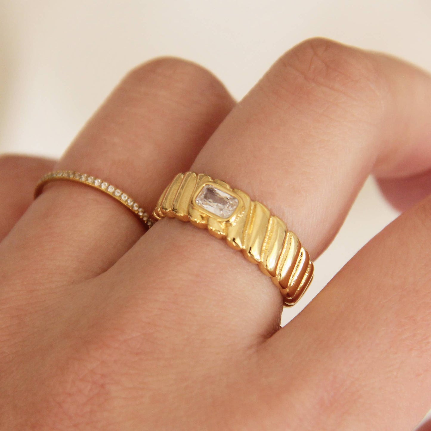 Croissant Twist CZ Cigar Band Ring: Gold / 7