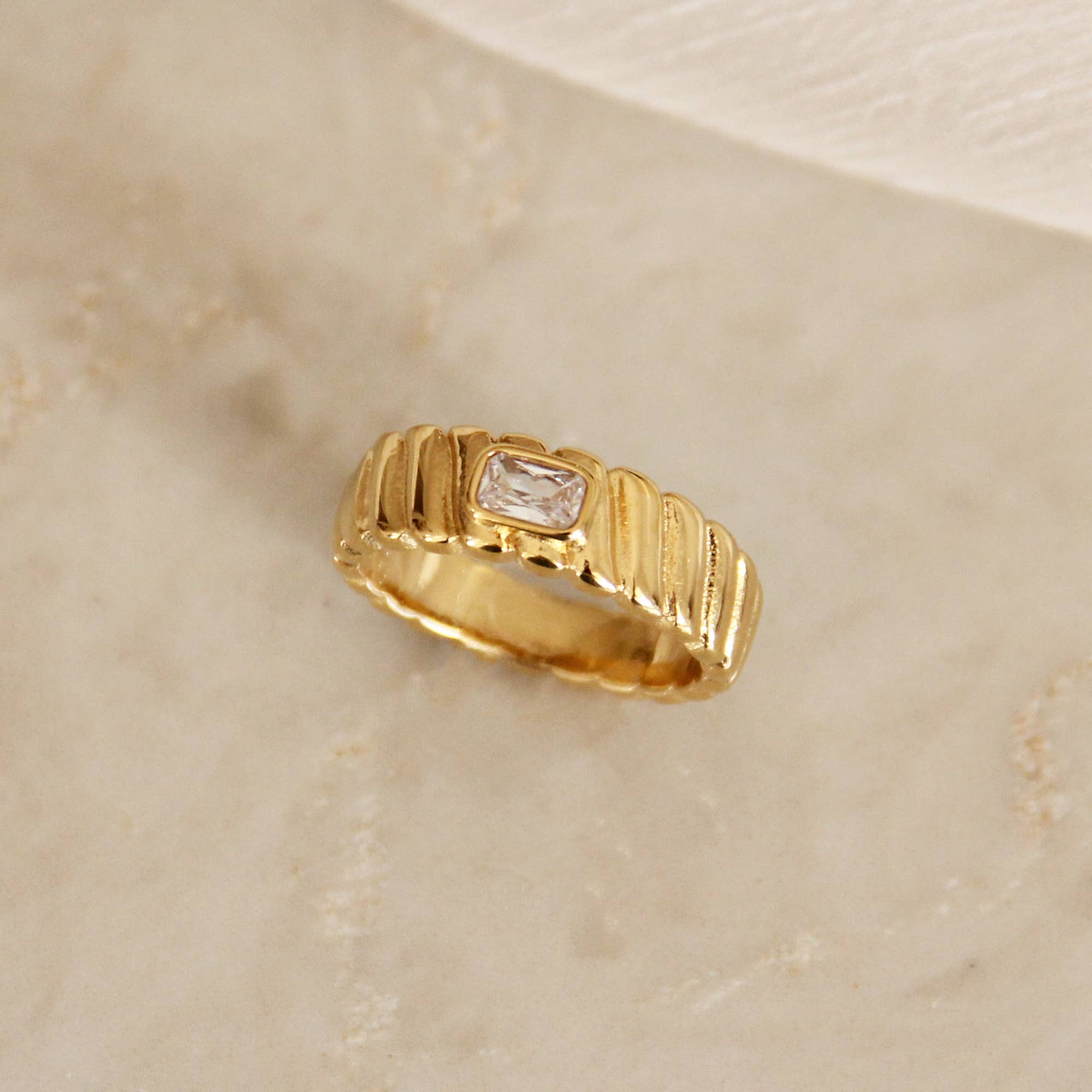 Croissant Twist CZ Cigar Band Ring: Gold / 7