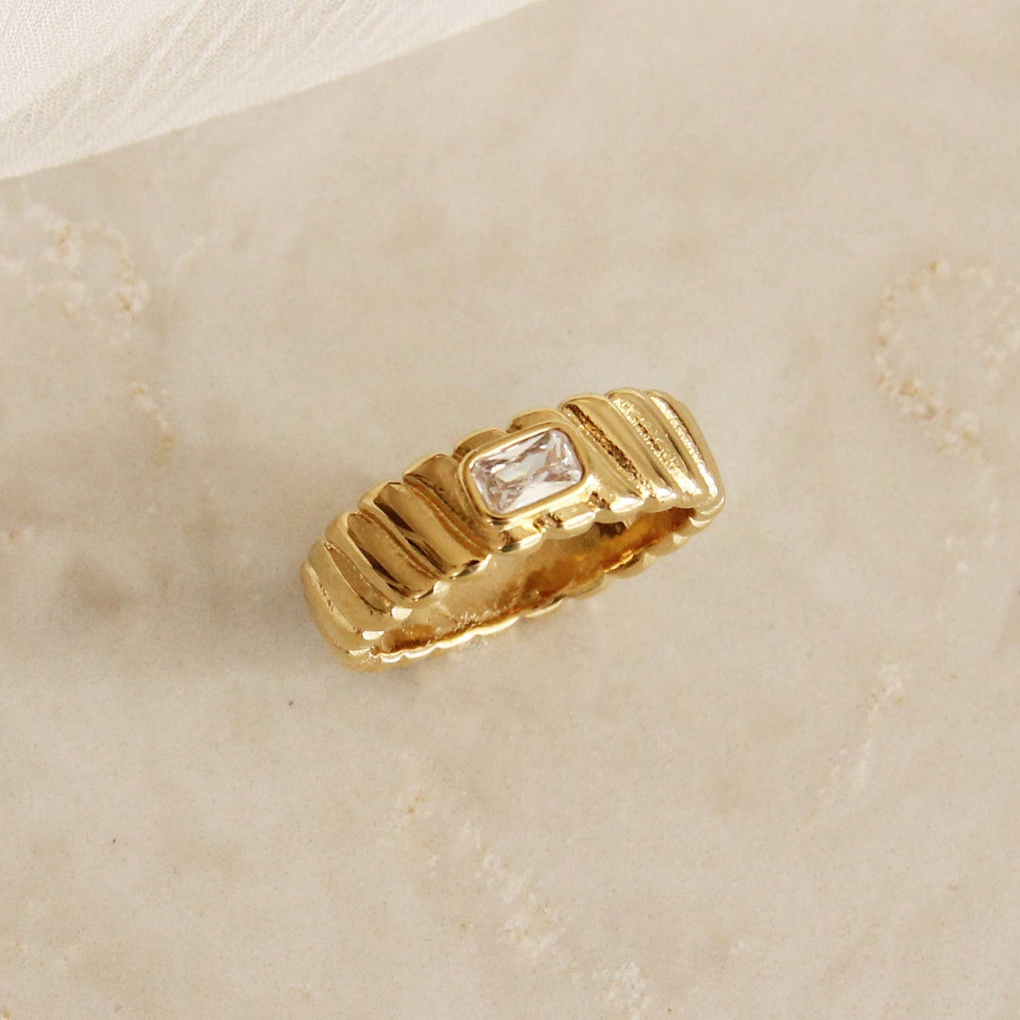 Croissant Twist CZ Cigar Band Ring: Gold / 7